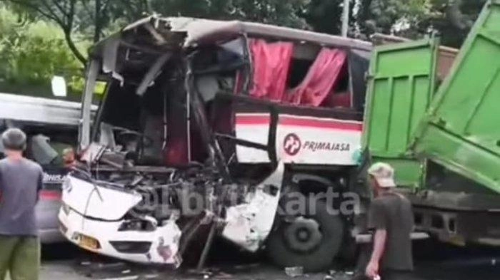 BREAKING NEWS Kecelakaan Beruntun di Tol Purbaleunyi KM 97+200 Bus Primajasa dengan 3 Kendaraan