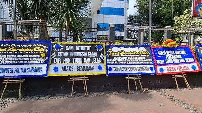 Tuntut Pencairan Tukin, Dosen Kirim Karangan Bunga Protes ke Kemendiktisaintek 