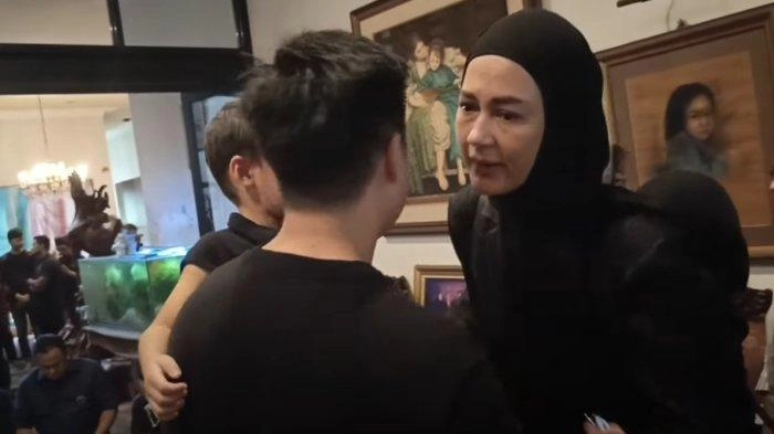 Baim Wong dan Paula Verhoeven Pelukan, Tanggalkan Perselisihan Dalam Duka, Mereka Didoakan Rujuk