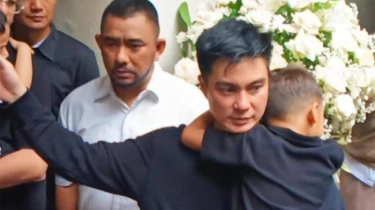 Gendong Anak Saat Antar  Jenazah Johnny Wong ke Makam,  Baim Wong Minta Doa untuk Mendiang Ayahnya