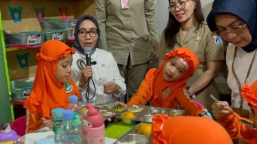 Menteri PPPA Tinjau Program MBG Hari Kedua di Ciracas, Siswa SD Ucapkan Terima kasih Pak Presiden