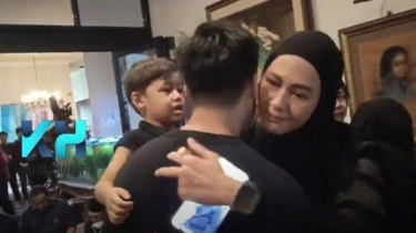 Raut Wajah Sedih Paula Verhoeven saat Melayat Johnny Wong hingga Peluk Baim Wong