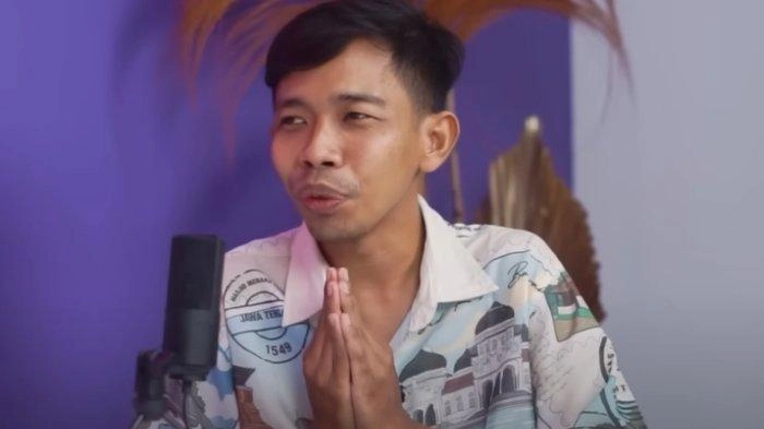 Dede Sunandar Kini Kerja di Kafe, Job Desk-nya MC, Pramusaji Pun Dijabani