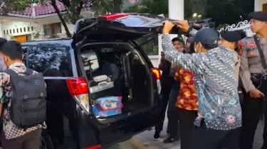 KPK Geledah Rumah Hasto, Tim Hukum: Tak Logis, Simpan Buku Catatan dan Flashdisk Dalam Koper Besar