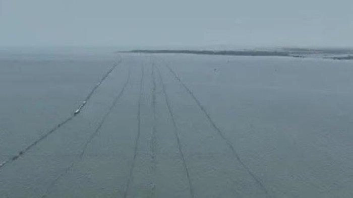 Muncul Pagar Misterius 30 Km di Perairan Tangerang Diduga Terkait PIK 2, DPR Minta Segera Dibongkar!