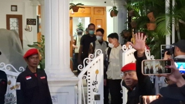 Penyidik KPK Bawa Satu Koper Usai Geledah Rumah Hasto, Jubir PDIP: Ini Sebenarnya Drama Saja