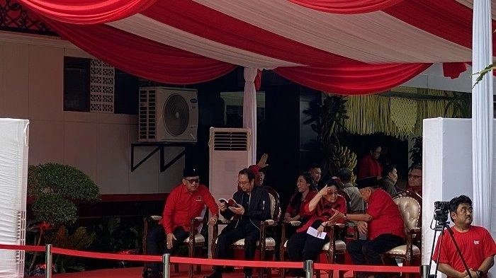 Momen Hasto dan Prananda Prabowo Baca Buku Hitam saat HUT ke-52 PDIP