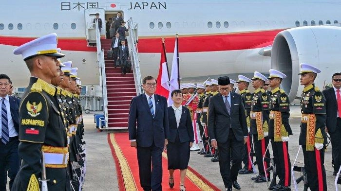 PM Jepang Tiba di Indonesia Disambut Pasukan Jajar Kehormatan hingga Tarian Walijamaliha