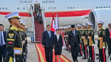 PM Jepang Tiba di Indonesia Disambut Pasukan Jajar Kehormatan hingga Tarian Walijamaliha