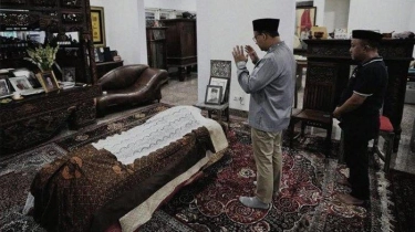 Anies Baswedan Melayat ke Rumah Duka Hasjim Djalal: Kontribusi Beliau Luar Biasa