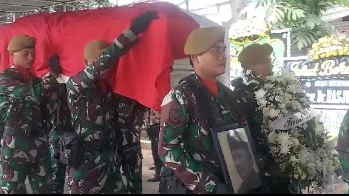 Dilangsungkan Secara Militer, Dino Patti Djalal Lepas Jenazah Hasjim Djalal ke TMP Kalibata 