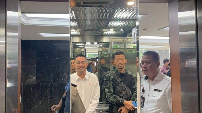 Usai Viral Mobil RI 36, Raffi Ahmad Sambangi Gedung DPR, Diam Seribu Bahasa saat Ditanya Wartawan
