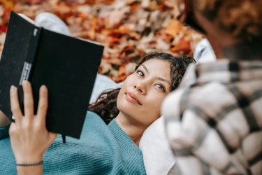 Ternyata Ini 8 Kode Wanita yang Menyukai Seorang Pria, Menurut Psikologi