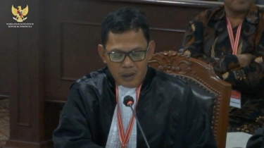 Agar Menang Pilkada Sumba Barat Daya, Oknum KPPS Lumuri Pagar TPS dengan Oli, Saksi Diancam