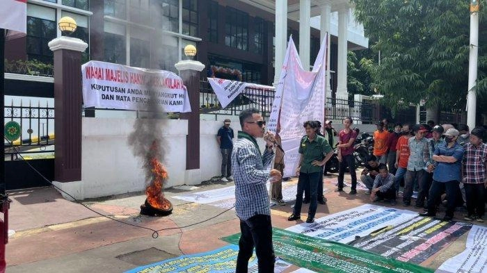 Demo Gugatan SKB di PTUN Jakarta Diwarnai Kericuhan, Polisi dan Massa Saling Dorong usai Bakar Ban