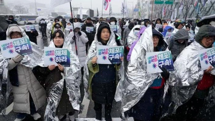 Isak Tangis Pecah di Kediaman Yoon, Para Pendukung Sebut Penangkapan Presiden Ilegal