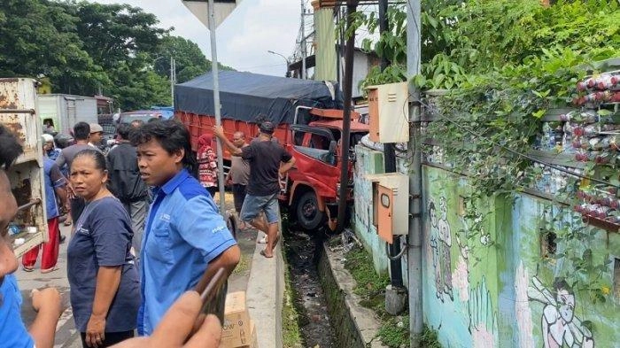 Truk Toyota Dyna Terjang Dinding Sekolah Sampai Jebol Usai Tabrakan dengan Pikap di Semarang