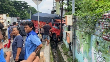 Truk Toyota Dyna Terjang Dinding Sekolah Sampai Jebol Usai Tabrakan dengan Pikap di Semarang