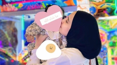 Zaskia Sungkar Unggah Foto Bayi Perempuan di Gendongan, Kode Sudah Adopsi Anak?
