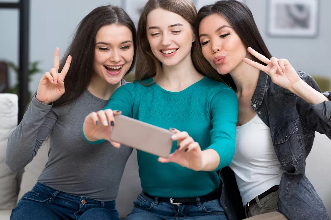 Pengaruh Konsumsi Konten Digital pada Remaja: Dari Persahabatan hingga Keterampilan Sosial