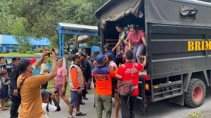 Gunung Ibu di Halmahera Barat Semburkan Erupsi, Kemensos Salurkan Bantuan Logistik ke Korban