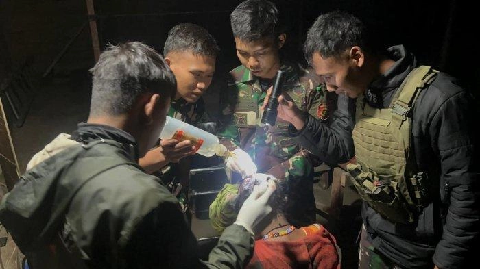 Prajurit Satgas Buaya Putih Kostrad Habema Tangani Korban Kecelakaan di Distrik Gome Papua Tengah
