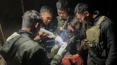 Prajurit Satgas Buaya Putih Kostrad Habema Tangani Korban Kecelakaan di Distrik Gome Papua Tengah