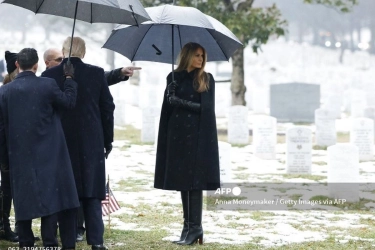 Gaya Melania Trump dengan Mantel dari Rumah Mode Ternama di Pemakaman Prajurit Tak Dikenal