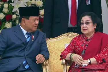 Megawati dan Prabowo Memeluk Indonesia Raya