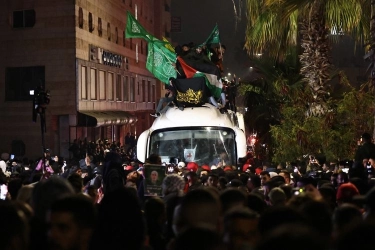 Warga Sambut Kedatangan 90 Tahanan Palestina yang Dibebaskan Hari Ini