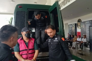 Direktur Perusahaan Pengimpor Gula Zaman Tom Lembong Bungkam Saat Digiring Turun Mobil Tahanan