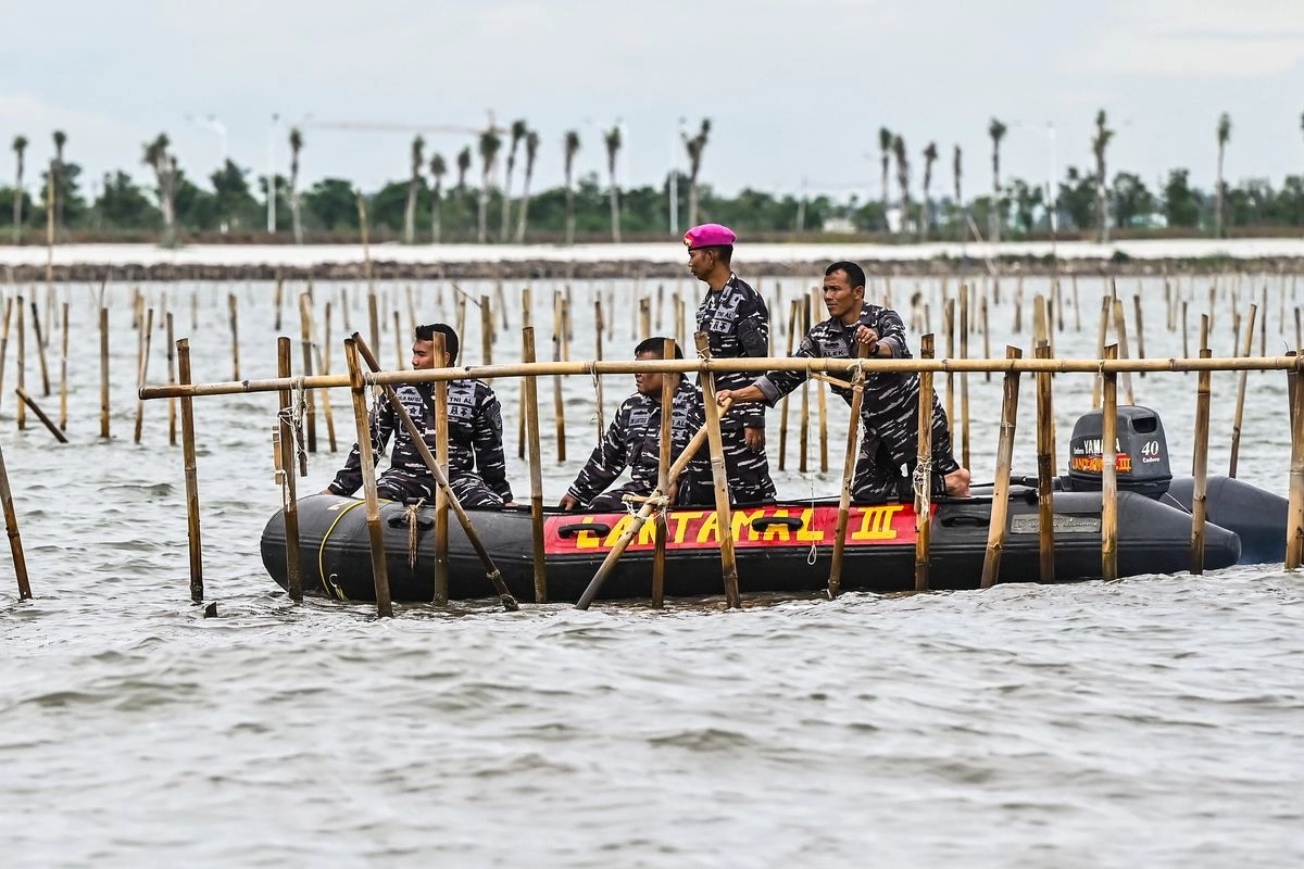 KKP Terjunkan 400 Personil dan 9 Kapal untuk Bongkar Pagar Laut Tangerang Besok