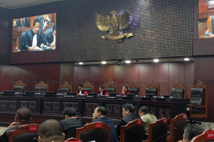 KPU Bantah Larang ''Mahfud'' Nyoblos di Bima, Saldi Isra: Enggak Ketemu Mahfud MD Kalau di Sana...