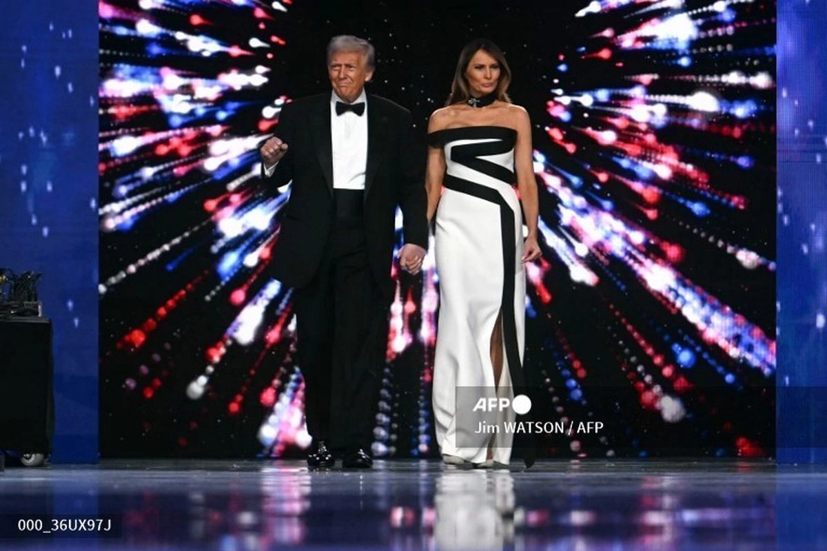 Melania Tampil Anggun dalam Balutan Gaun Minimalis Saat Dansa Bersama Donald Trump