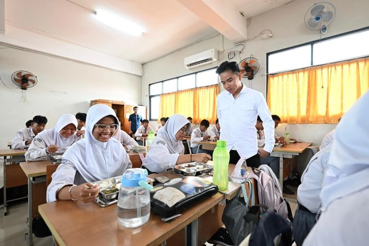 Tinjau Program MBG, Wapres Gibran Kunjungi SDN Pulogebang 06 dan SMAN 11 Jakarta