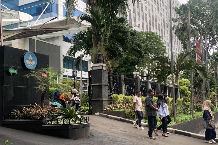 Usai Didemo, Tak Ada Lagi Spanduk ''Menteri Pemarah dan Suka Main Tampar'' di Kemendikti