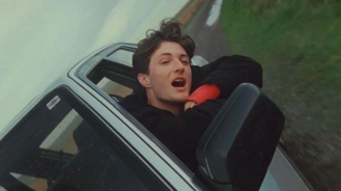 Terjemahan Lirik Lagu Beat Up Car - Henry Moodie: Let's Drive Away