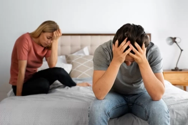 7 Kebiasaan Orang yang Sering Overthinking dalam Hubungan yang Membuat Pasangan Menjauh Tanpa Mereka Sadari