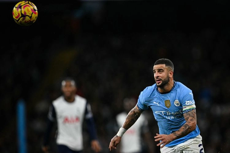 ''Here We Go!'' AC Milan Resmi Pinjam Kyle Walker dari Man City