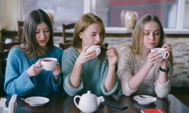 8 Tanda Seseorang Sebenarnya Tidak Suka denganmu Tetapi Menyembunyikannya dengan Baik, Menurut Psikologi