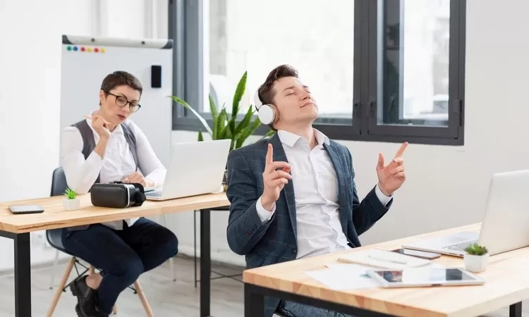 Tips Bekerja Sama dengan Kaum Introvert dalam Pekerjaan Jarak Jauh (WFA), Dijamin Sukses!