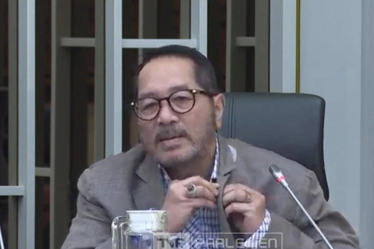 Anggota Dewan Lepas Pin DPR di Depan Menteri KP, Malu Masalah Pagar Laut Berlarut-larut