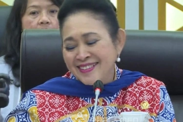 Gaya Titiek Soehart Pimpin Rapat terkait Pagar Laut, Kerap Lempar Senyum