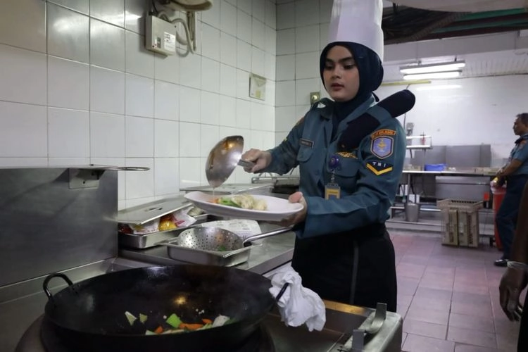 Masak Makan Bergizi Gratis, Prajurit TNI AL Berguru ke Chef Hotel Berbintang