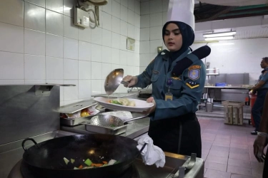Masak Makan Bergizi Gratis, Prajurit TNI AL Berguru ke Chef Hotel Berbintang
