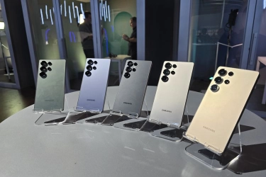 Melihat Desain Melengkung Samsung Galaxy S25 Ultra dari Dekat