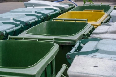 Patung Kuno Dibuang Dekat Tong Sampah, Dimasukkan Plastik Hitam