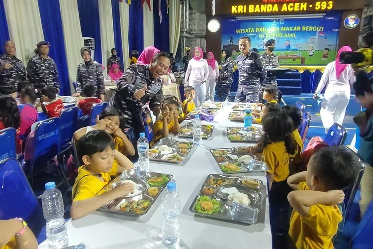 Saat Anak PAUD ''Serbu'' Kapal Perang untuk Santap Makan Bergizi Gratis