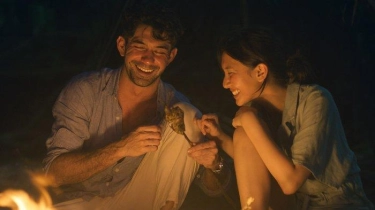 Potret Chemistry Reza Rahadian dan Sheila Dara di Film Netflix The Most Beautiful Girl in the World