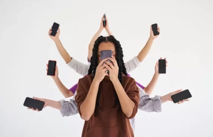 Orang yang Terlalu Oversharing tentang Kehidupan Pribadinya di Media Sosial Biasanya Memiliki 7 Sifat Unik Ini